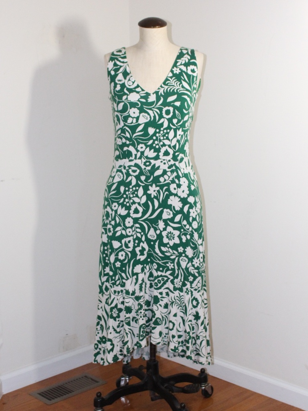 Boden, Eliza Midi Sleeveless Green & White Floral V-Neck  Dress - Picture 3 of 14